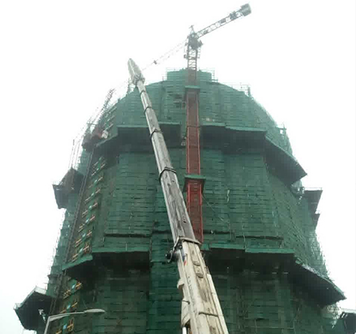 秀峰吊车在工地上作业